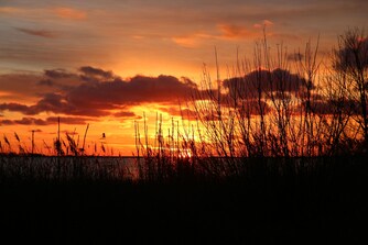 Sonnenuntergang mit rotem Himmel am Meer